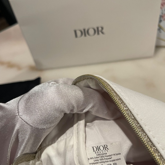 Dior white cosmetic bag and samples gift set - Picture 2 of 5